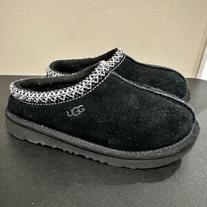 UGG Black Slipper. Kids 13